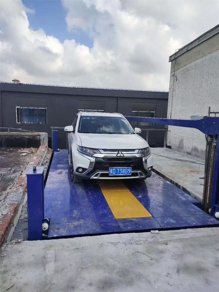 四柱升降机