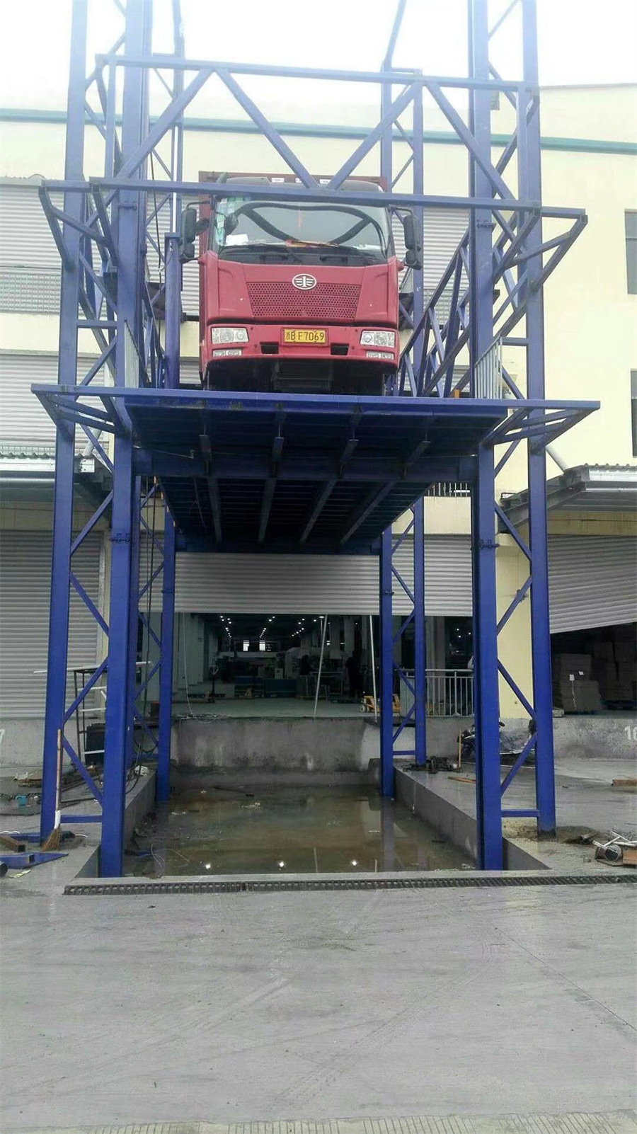 四柱升降机